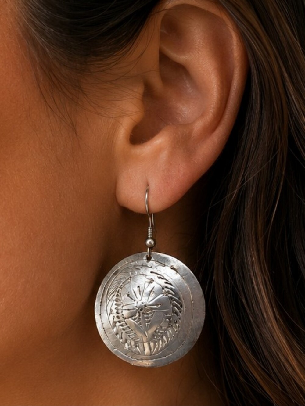 Southwestern Boho Rustic Etched Floral Round Silver Earrings Fashion Jewelry - Picture 2 of 3